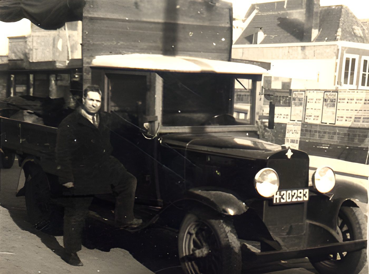 Gerard Harteveld bij zijn eerste Chevrolet-verhuiswagen uit 1930