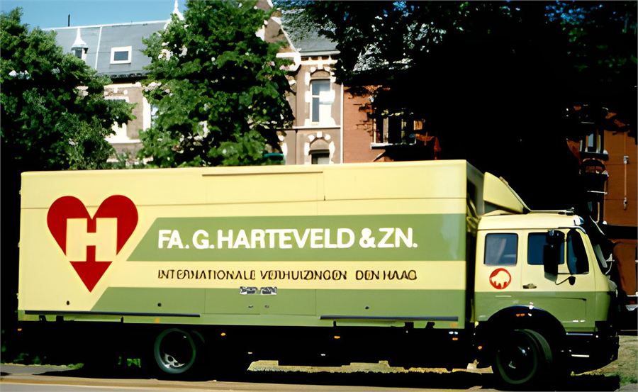 Internationale verhuiswagen van Fa. G. Harteveld en Zn. uit Den Haag