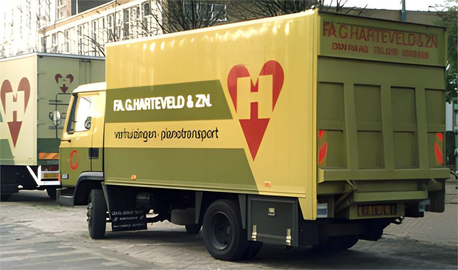 Verhuiswagen van Harteveld met de tekst verhuizingen en pianotransport